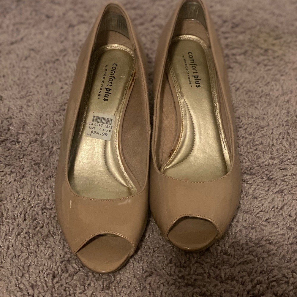 Tan/nude womens wedges size 7.5 W. Peep toe.